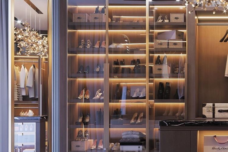 Cửa kính giúp cho không gian phòng thay đồ nữ quý phái