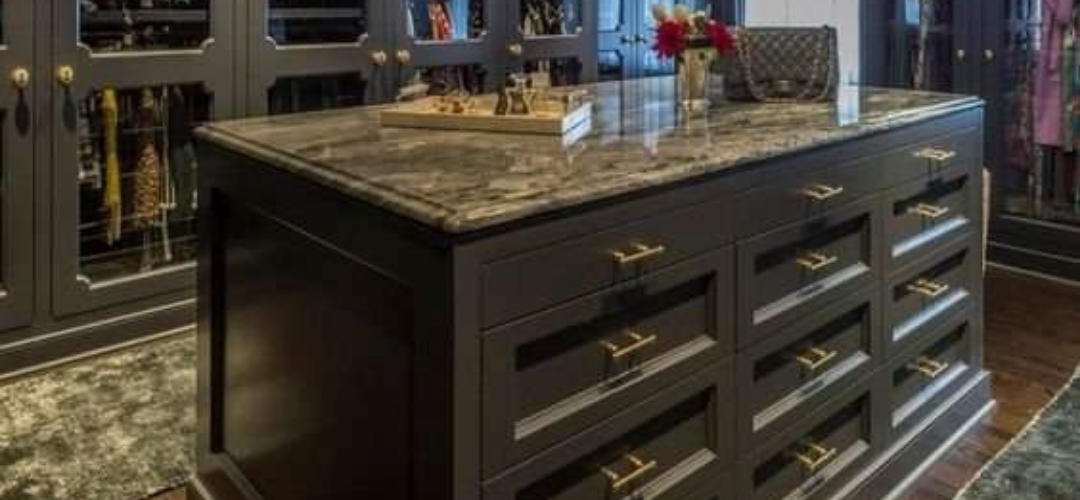 Phòng thay đồ nam có hệ bàn đảo đựng cavat, phụ kiện