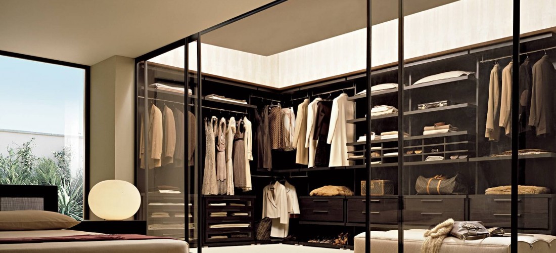 Sử dụng cửa lùa khi thiết kế phòng thay đồ đơn giản cho phòng ngủ