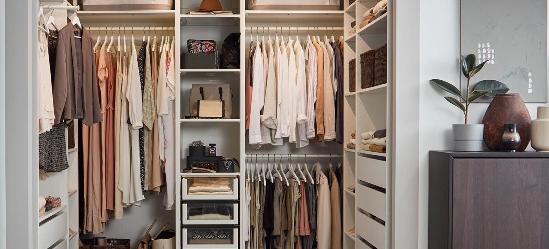 Bạn có thể sử dụng thêm các loại móc treo hoặc thanh treo quần áo